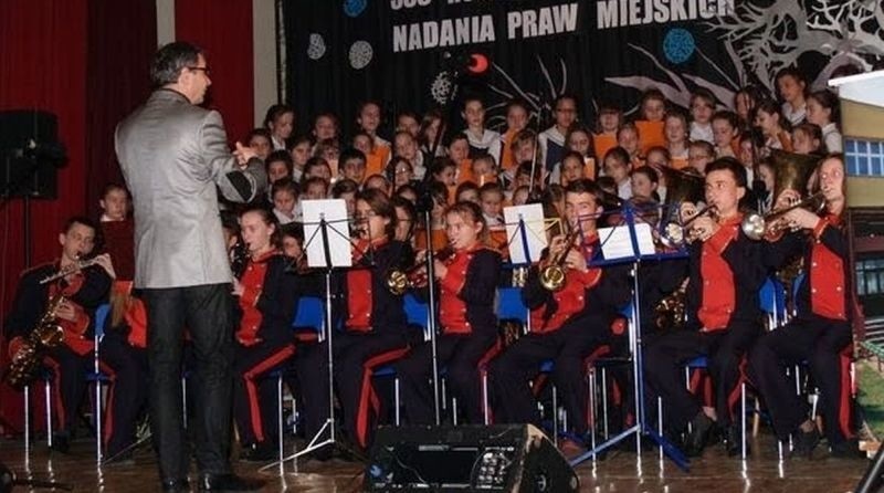 Miejska Orkiestra Dęta wystąpiła wspólnie z chórem ze szkoły...