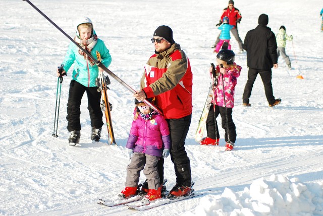 Miłośnicy białego szaleństwa mieli dziś doskonałe warunki do jazdy na nartach. Mróz, mnóstwo śniegu i słońce. W Dolomitach Sportowej Dolinie w Bytomiu pojawiły się prawdziwe tłumy. Wiadomo - to ostatni weekend ferii. Kolejki ustawiały się do wszystkich wyciągów. Najliczniejszą grupę amatorów nart stanowiły dzieci, które stawiały swoje pierwsze kroki na stoku pod opieką rodziców, bądź instruktorów.