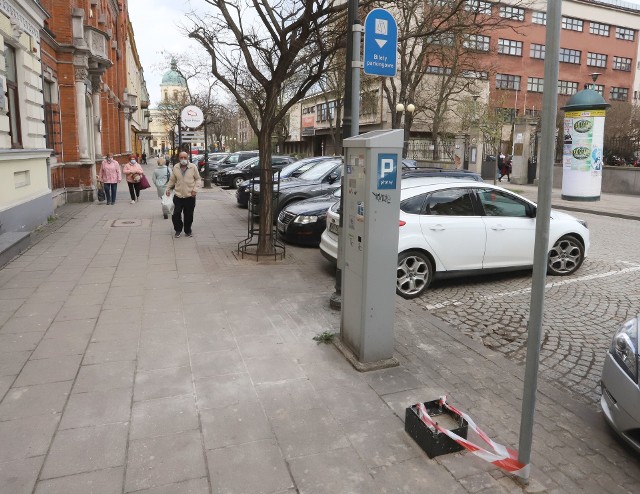 Na zlecenie Miejskiego Zarządu Dróg i Komunikacji przy starych parkometrach są montowane fundamenty pod nowe urządzenia.