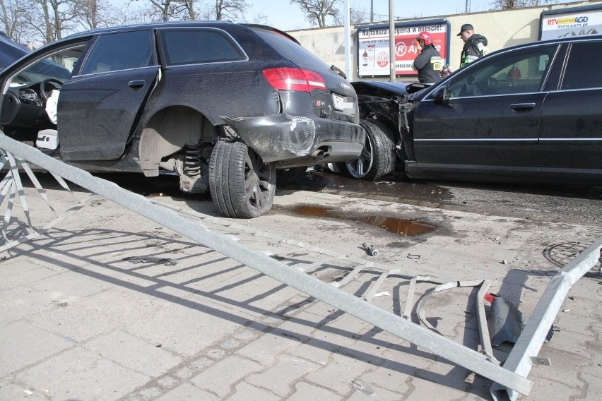 Wrocław: Wypadek na ul. Suchej. Dwa auta zderzyły się przy dworcu PKP (ZDJĘCIA)