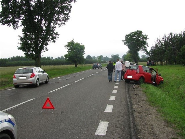 Z nieoficjalnych informacji wynika, że w wypadku nikt nie ucierpiał. W tej chwili na miejscu policja bada okoliczności zdarzenia.  Kierowcy jadący kierunku Różana muszą liczyć się z chwilowymi utrudnieniami w ruchu.