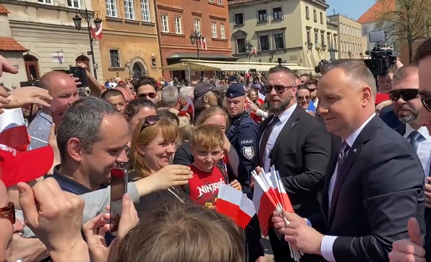 Wręczam te flagi po to, aby dodały sił. Sił do zwycięstwa,...