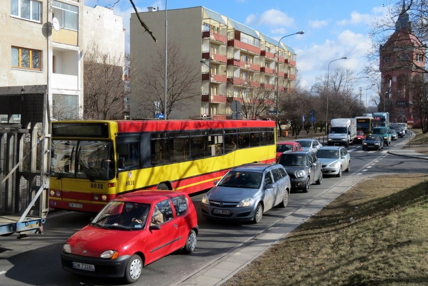 Wypadek na ul. Wiśniowej, ranna jest kobieta w ciąży. Są korki