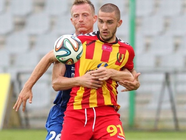 Siergiej Chiżniczenko (w walce o piłkę z Bartłomiejem Koniecznym) rywalizuje o miejsce w ataku Korony na pierwszy mecz z Zawiszą Bydgoszcz.