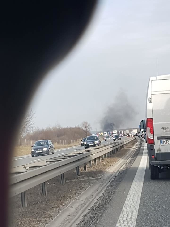 Pożar samochodu na A4. Duże utrudnienia na autostradowej obwodnicy Krakowa
