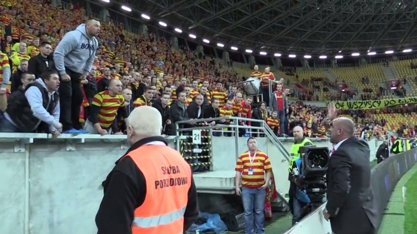 Michał Probierz dyskutował z kibicami po meczu Jagiellonia...