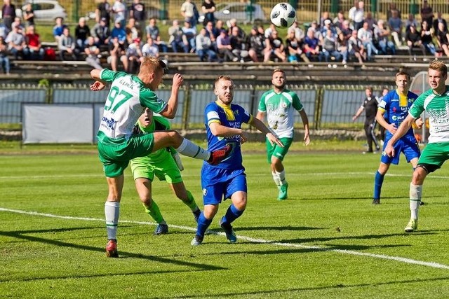 Kadr z meczu 4 ligi Ekoball Stal Sanok - Izolator Boguchwała (2:2).