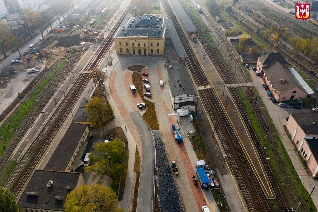 Trwa budowa parkingu przy ul. Magazynowej oraz tunelu, który połączy parking z dworcem PKP w Inowrocławiu.Wykonywane są tam prace związane z szalowaniem i zalewaniem betonem kolejnych fragmentów przyszłego tunelu. Ekipa budowlana przystąpiła już do łączenia nowo powstałego tunelu z istniejącym, który znajduje się pod peronem 4. Układana jest również nawierzchnia przyszłego parkingu. Zakończenie prac zaplanowano na połowę przyszłego roku. Koszt inwestycji to prawie 6 mln zł, w tym ok. 5 mln zł stanowi dofinansowanie w UE.