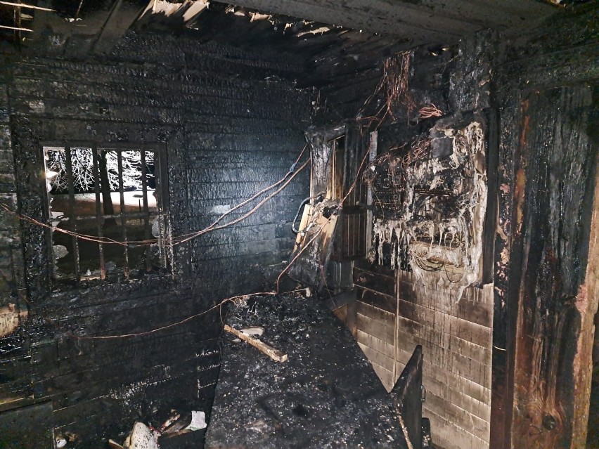 Pożar wybuchł w nocy w zabytkowym, drewnianym kościele w Chynowie w powiecie grójeckim. Strażacy ugasili ogień