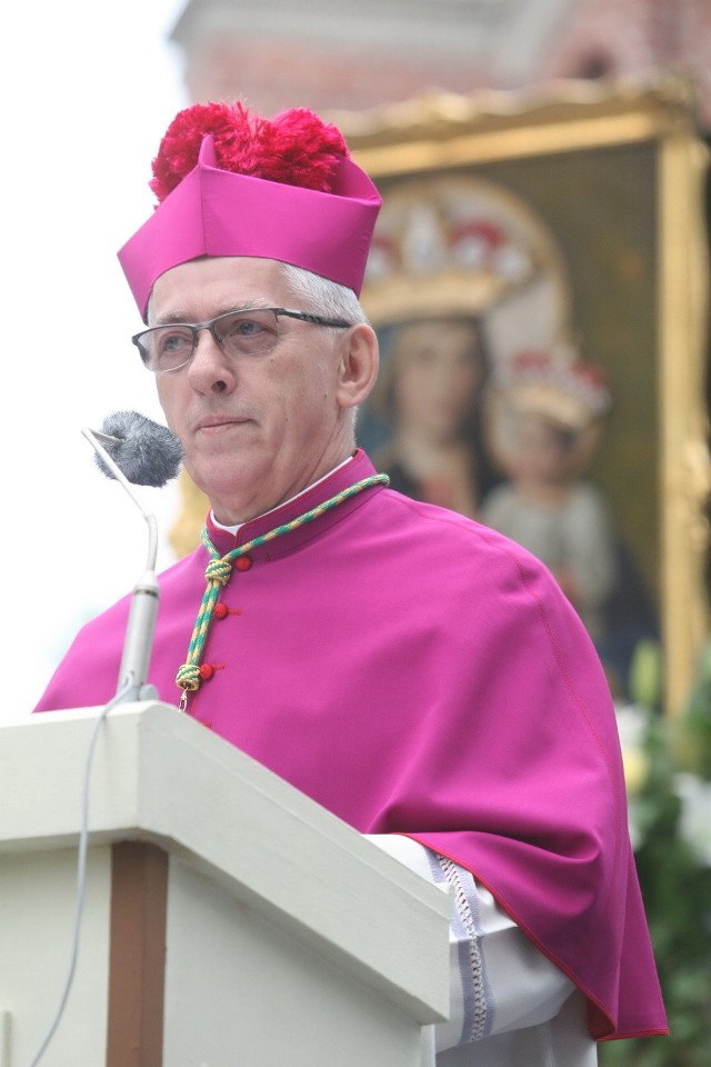 Arcybiskup Wiktor Skworc: Umiłowanie ojcowizny ma kolor ludzkiej krwi