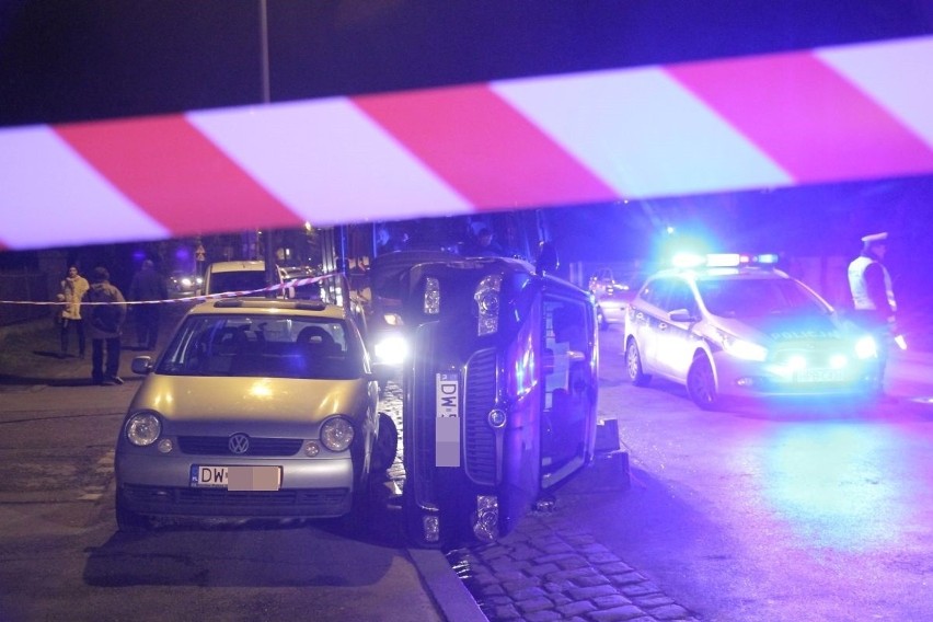 Wrocław: Kobieta w ciąży wjechała w zaparkowane auto i... przewróciła swój samochód (ZDJĘCIA)