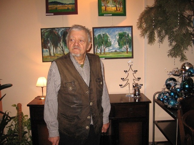 Krzysztof Mańczynski zaprosił gości do oglądania swoich obrazow w barze "Bistro"