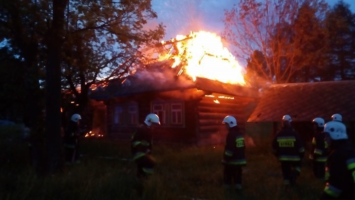 Orawa: Drewniany dom w ogniu! Dym widać z kilku kilometrów [PIERWSZE ZDJĘCIA]