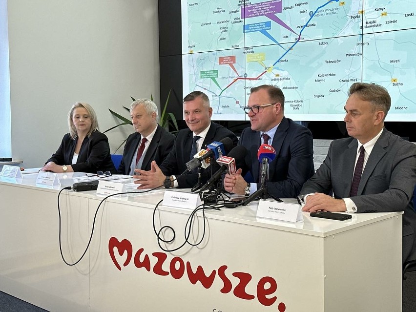 Blisko siedmiokilometrowy odcinek drogi wojewódzkiej z Radomia do Siczek zostanie rozbudowany. Będą też chodniki i ścieżki rowerowe