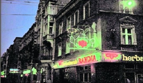 Czajniczek zaprojektował Zbigniew Łankiewicz. Neon  zdobił...