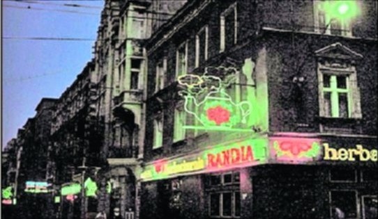 Czajniczek zaprojektował Zbigniew Łankiewicz. Neon  zdobił herbaciarnię Randia u zbiegu ulic Stawowej i 3 Maja w Katowicach