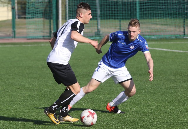 Do zwycięstwa Nidy Pińczów nad GKS Nowiny w ostatnim meczu mocno przyczynił się Krystian Sornat (z lewej). To on strzelił gola na 2:0. Czy również wpisze się na listę strzelców w spotkaniu z Olimpią Pogonią Staszów?