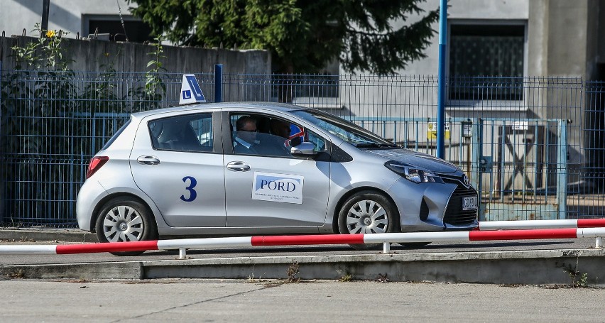 Przystępujący do egzaminów na prawo jazdy w Wojewódzkim...