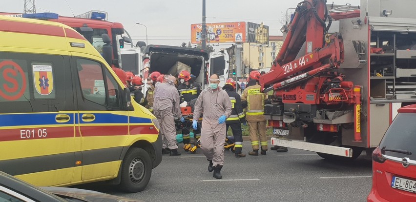 Dramatyczny wypadek na rondzie Inwalidów na Widzewie. Karetka pogotowia na dachu ZDJĘCIA