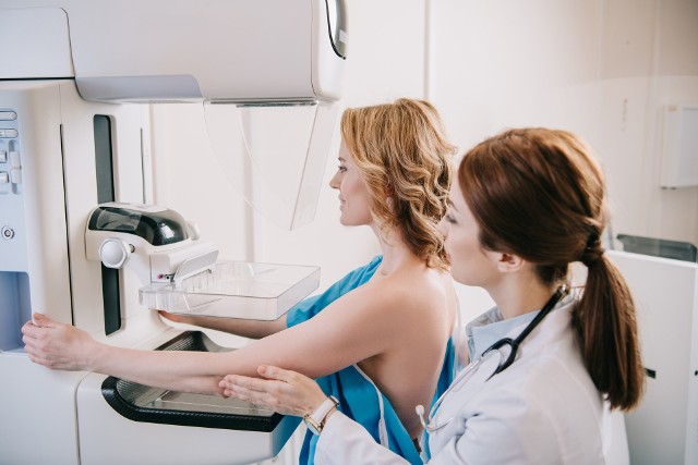 Mammografia jest najważniejszym badaniem przesiewowym, które służy do wykrywania wczesnej postaci raka piersi. MRTG należy wykonywać po ukończeniu 40. roku życia.