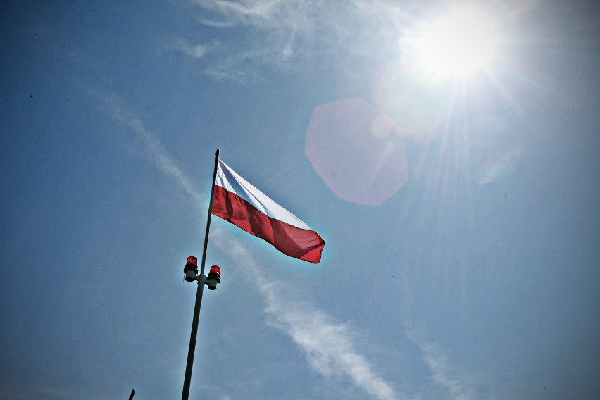 Biało-czerwona flaga będzie łopotać na kopcu Piłsudskiego już na stałe [ZDJĘCIA, WIDEO]