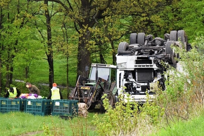 Dachowanie tira na DK 1 w Czechowicach-Dziedziach