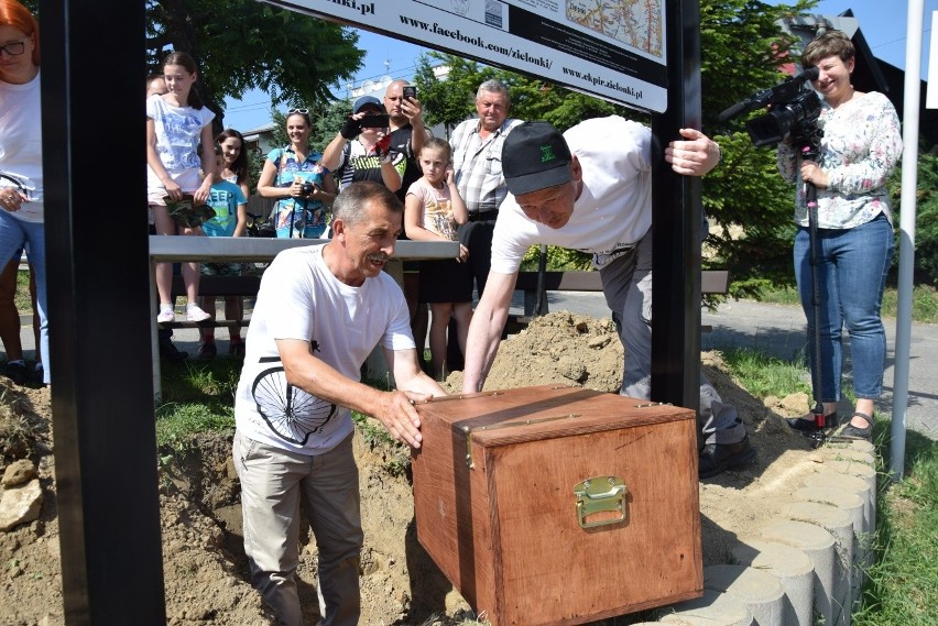 Rajd rowerowy po gminie Zielonki. Historyczna zabawa z przekraczaniem granicy zaborów [ZDJĘCIA]