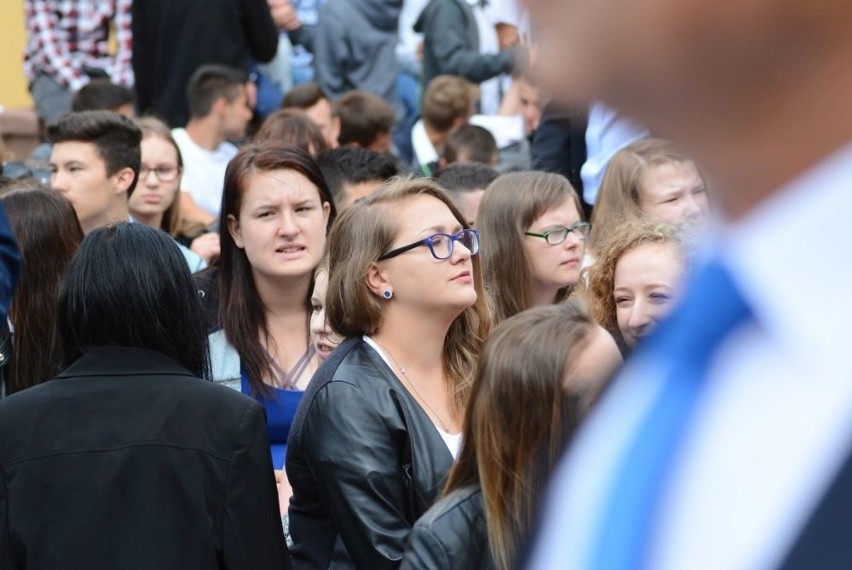 Kilkuset uczniów szkół ponadgimnazjalnych prowadzonych przez...