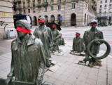 Czerwone opaski na oczach pomników we Wrocławiu. O co chodzi?