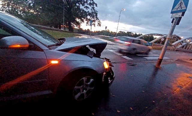 Kierujący audi młody mężczyzna nie zachował ostrożności i uderzył w tył mitsubishi. Kobieta jadąca mitsubishi zatrzymywała się przed przejściem, aby przepuścić pieszych