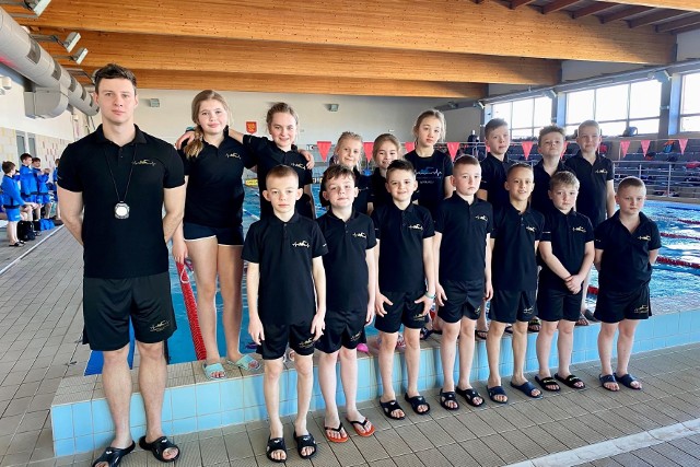Trener sekcji pływackiej połanieckiego Towarzystwa Sportowego Kacper Ciepiela wraz z podopiecznymi świętowali sukcesy podczas ostatniej kolejki Małej Świętokrzyskiej Ligi Pływackiej.