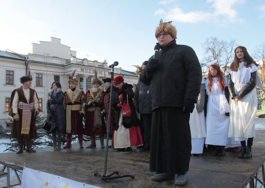 Orszak Trzech Króli 2017 w Radomiu. Przy szopce oddaliśmy pokłon Jezusowi  