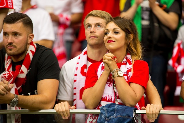 W sobotnim spotkaniu eliminacji MŚ 2018 reprezentacja Polski nie dała najmniejszych szans drużynie Rumunii, wygrywając 3:1. Spotkanie obejrzało ponad 57 tysięcy widzów. Przez moment gorąco było w sektorze gości. Interweniowała ochrona, która użyła gazu łzawiącego. Zobacz fotorelację!