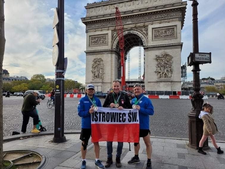 Trzech biegaczy z Ostrowca na maratonie w Paryżu. Wśród nich wiceprezydent Piotr Dasios (ZDJĘCIA, WIDEO)