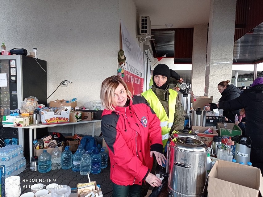 Pracownicy Granicznego Punktu Kontroli Sanitarnej pomagają na przejściu granicznym w Korczowej [ZDJĘCIA]