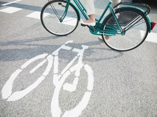 Miejscami przeznaczonymi do ruchu rowerów są przede...