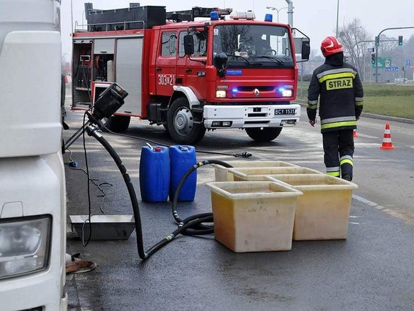 Z ciężarówki wyciekło paliwo. Powstała megaplama ropy [zdjęcia]