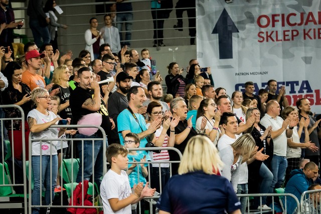 Tego kibice zgromadzeni w hali Łuczniczka w Bydgoszczy się nie spodziewali. Miejscowy Chemik na inaugurację nowego sezonu w Plus Lidze pokonał PGE Skrę Bełchatów 3:2. Kibice oglądali świetne i emocjonujące widowisko, które trzymało do końca. Nikt nie mógł narzekać, że spędził 3 godziny w hali. Piraci drogowi w regionie. Niemal doprowadzili do tragedii!  [wideo - program Stop Agresji Drogowej 4] 