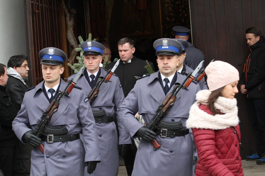 Ostatnie pożegnanie aspiranta Krzysztofa Węglińskiego z Tarnobrzega - policjanta, który zginął w wypadku jadąc na służbę  [ZDJĘCIA]