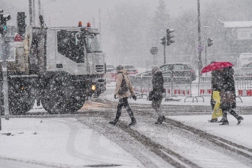 Kolejny atak zimy, kierowcy uważajcie na drogach