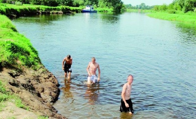 Wczoraj w miejscu, gdzie w niedzielę utonął mężczyzna, kąpała się grupka młodzieży. Tuż obok strzeżona plaża była niemal pusta. Za kąpiel w miejscu niedozwolonym grozi mandat &#8211; do 250 zł.