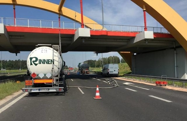 Dzisiaj o godz. 5 rano na autostradzie A1 pod Kutnem doszło do wypadku. Zderzyła się cysterna z busem. Prawdopodobnie kierowca busa zasnął za kierownicą. Cysterna wiozła łatwopalną ciecz, która zaczęła wyciekać na jezdnię. Na miejscu jest kilka zastępów straży pożarnej, przepompowują ciecz do innej cysterny, usuwają substancję z drogi i zabezpieczają teren. W wyniku wypadku 3 osoby trafiły do szpitala. Autostrada była zablokowana.***Pogoda na dzień (30.05.2016) | KUJAWSKO-POMORSKIETVN Meteo Active