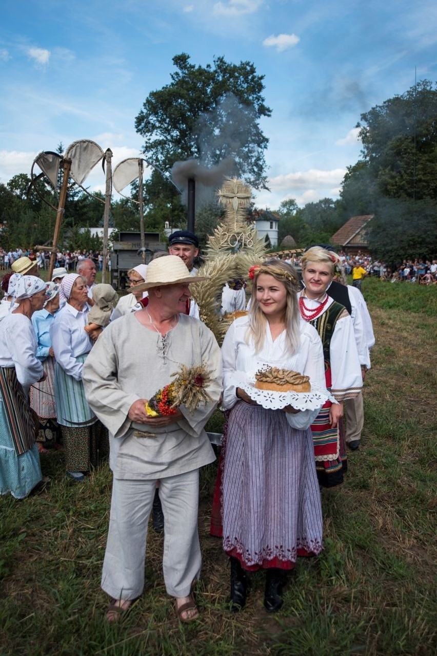 Podlaskie Święto Chleba w Ciechanowcu. Był pokaz tradycyjnego wypieku chleba i dawne zwyczaje żniwne [ZDJĘCIA] 