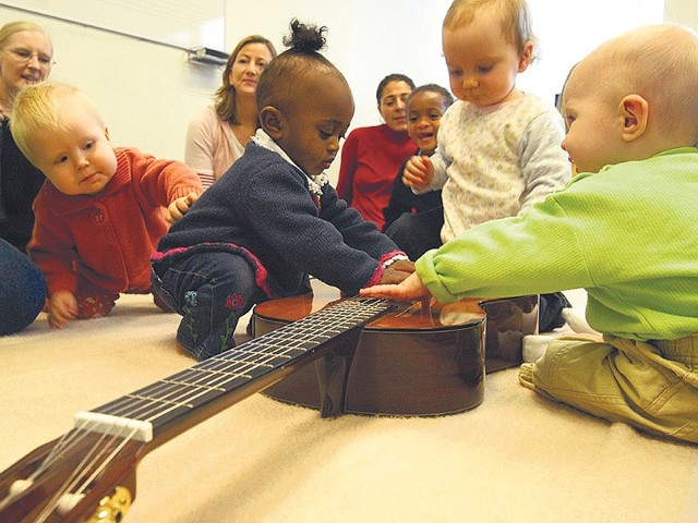Świadomość muzyczna u maluchów buduje się od około trzeciego miesiąca życia. Większość dzieci zdecydowanie woli słuchać muzyki instrumentalnej i przy tym okazuje swoje zadowolenie. A jeśli jeszcze samemu można złapać za gitarę! 