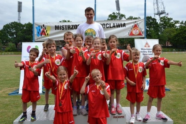 Dzieci ze szkół podstawowych rywalizowały między innymi w igrzyskach lekkoatletycznych