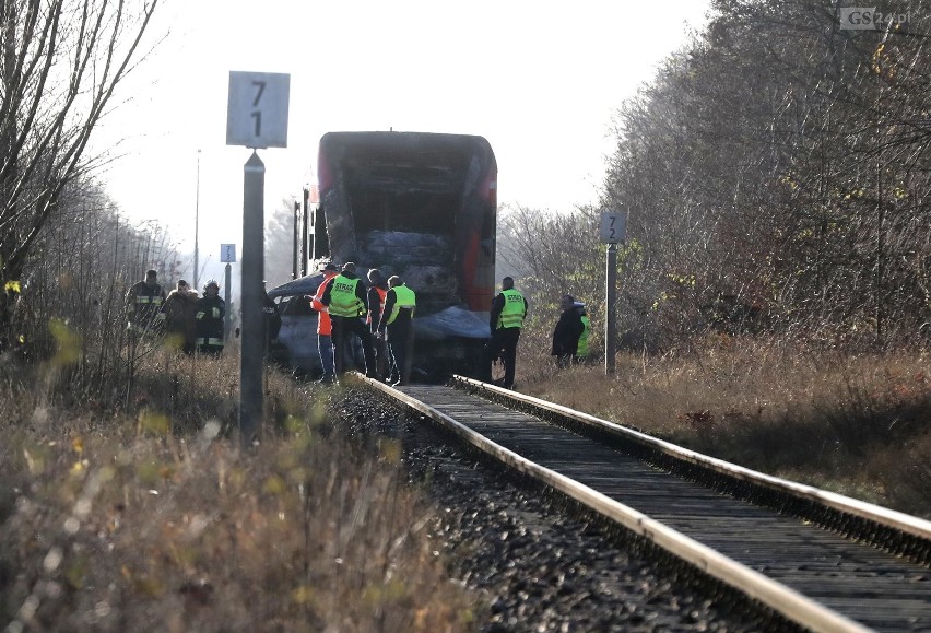 Kołbaskowo: Śmiertelny wypadek na niestrzeżonym przejeździe kolejowym. Samochód stanął w płomieniach 