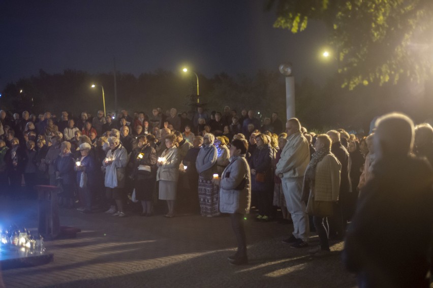 W sobotę wieczorem tłumy wiernych pojawiły się w parku Jana...