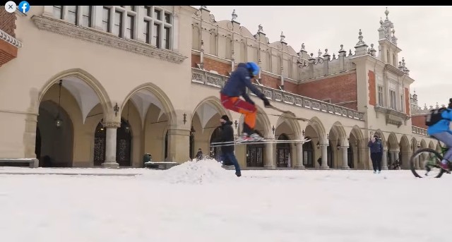 Narciarz w centrum Krakowa