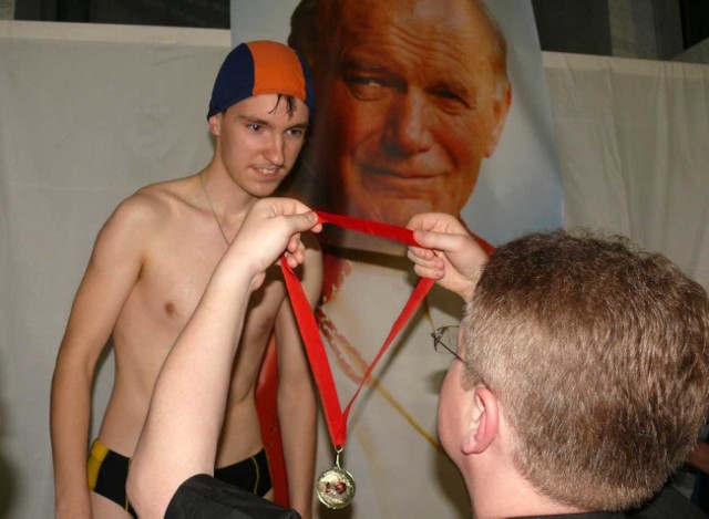 Medale dla uczestników pływackiej sztafety.
