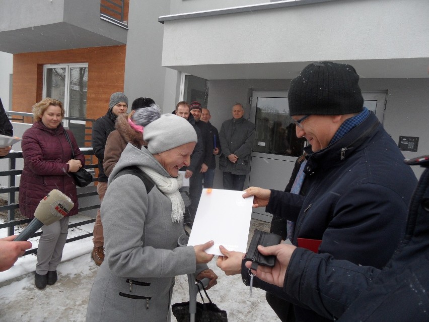 32 lokatorom przekazano klucze do nowego bloku komunalnego w...